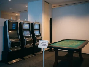 Neutralny układ automatów i stołu krupierskiego w spokojnym wnętrzu