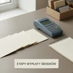 Karty z etapami rozliczenia ułożone na biurku obok neutralnego urządzenia płatniczego